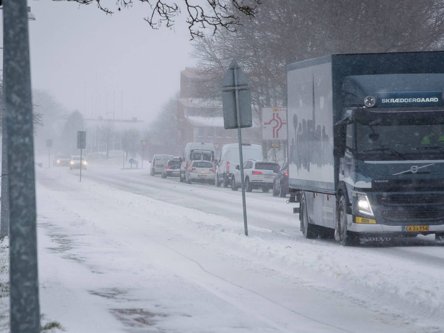 Manglende krav om vinterdæk spiller ofte en rolle i trafikale problemer, når sneen falder, mener speditør-boss. | Foto: Johnny Pedersen/Ritzau Scanpix