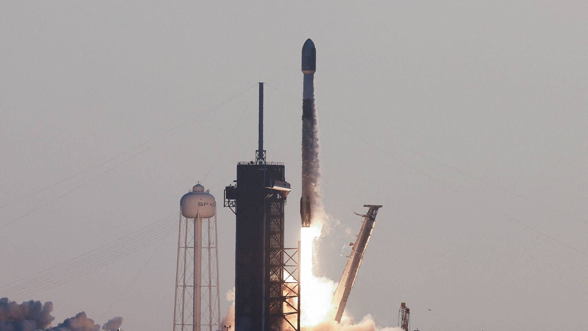 SpaceX benyttede en Falcon 9-raket til at sende satellitter i kredsløb, der skal kunne tilbyde mobiltelefoni fra rummet. Foto: Joe Skipper/Reuters/Ritzau Scanpix