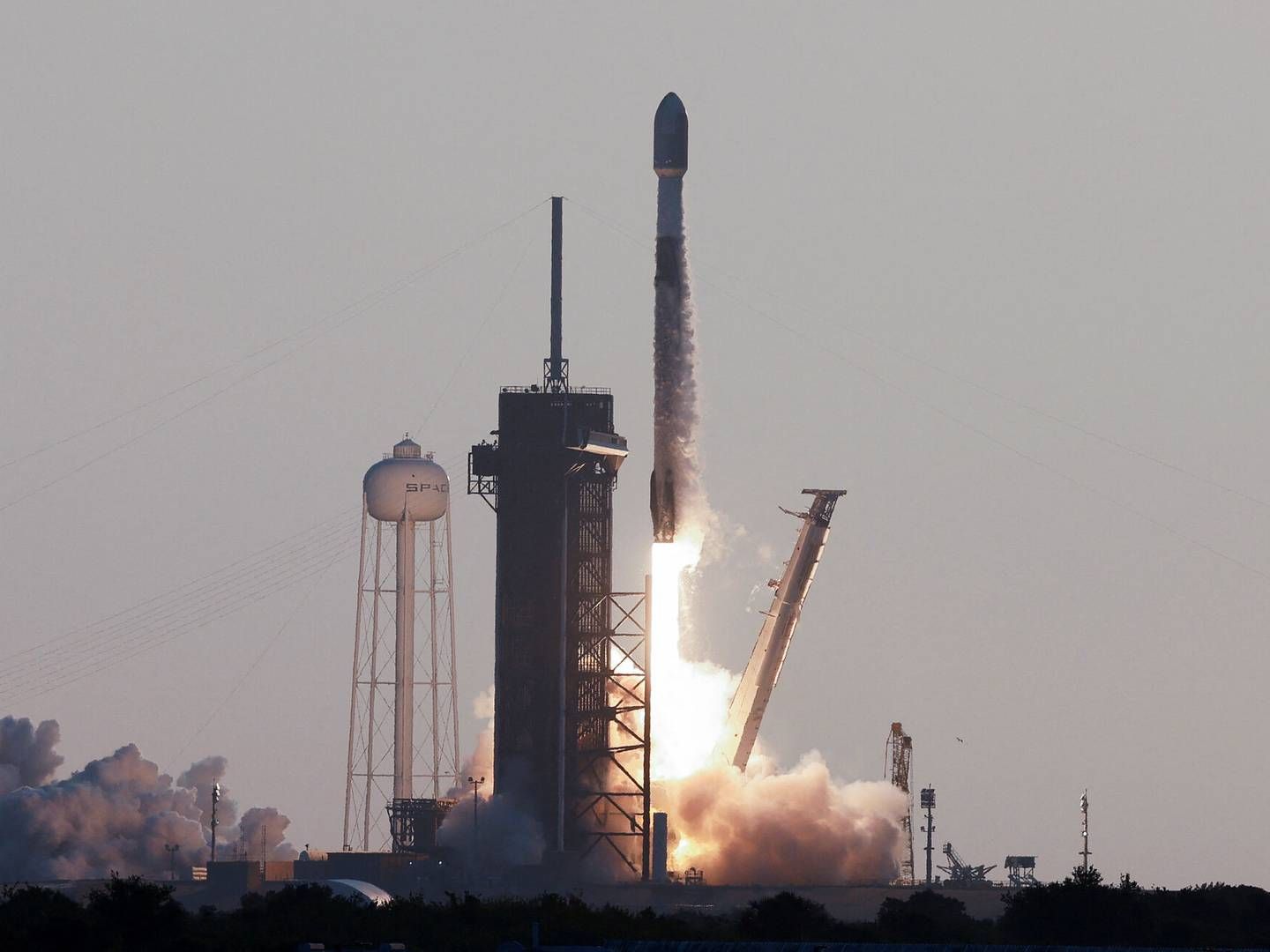 SpaceX benyttede en Falcon 9-raket til at sende satellitter i kredsløb, der skal kunne tilbyde mobiltelefoni fra rummet. Foto: Joe Skipper/Reuters/Ritzau Scanpix