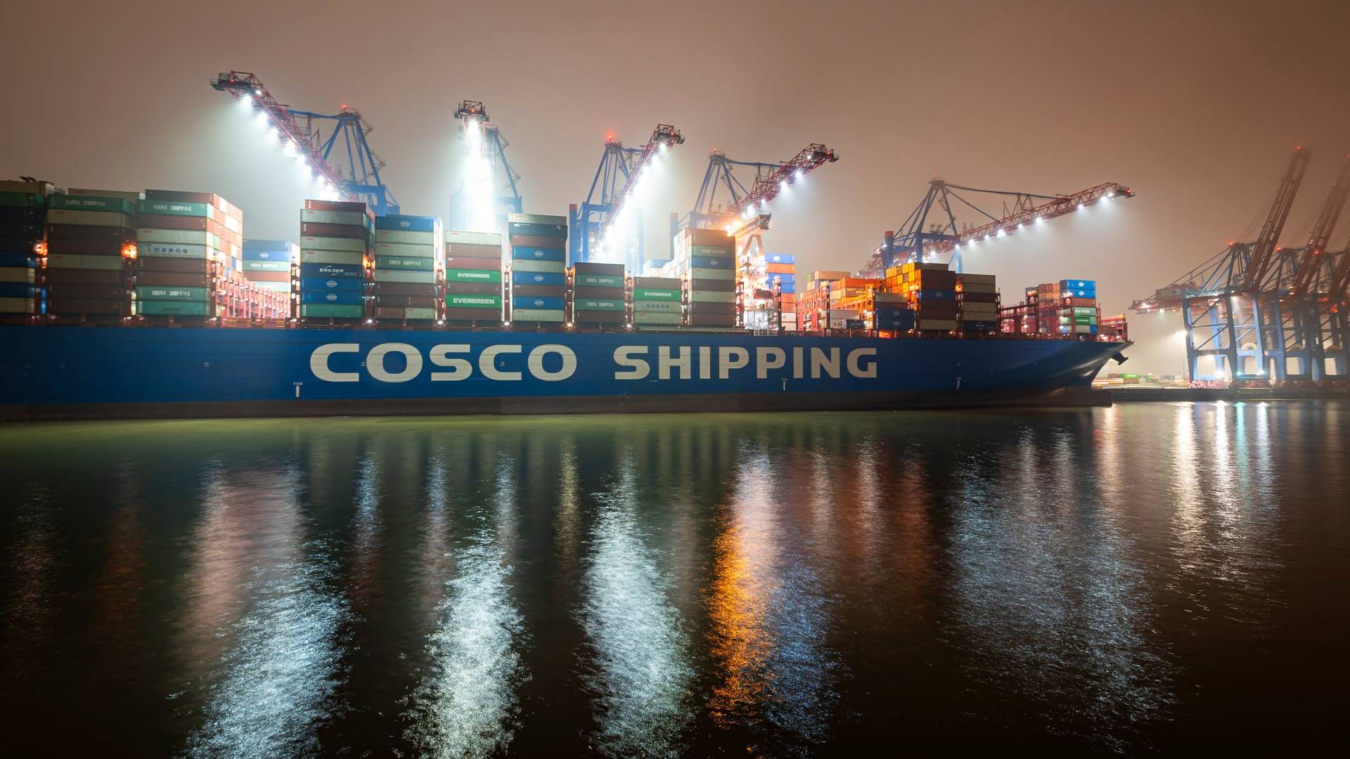 Et skib fra kinesiske Cosco i Hamborg Havn.