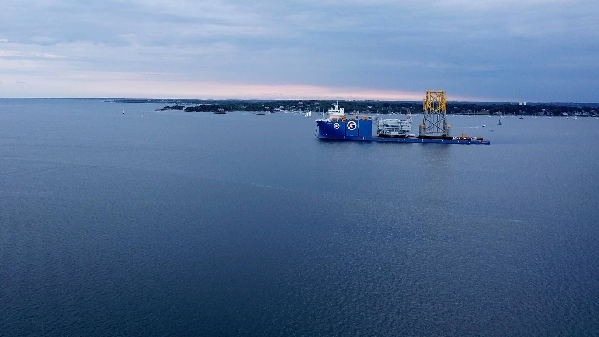 Et skib med komponenter til en havvindmøllepark, der bygges af Vineyard Wind ud for Massachusetts' kyst, hvor danske World Marine Offshore skulle have en nøglerolle, ligger for anker ud for Newport, R.I., tirsdag den 20. juni 2023. | Foto: Uncredited/AP/Ritzau Scanpix