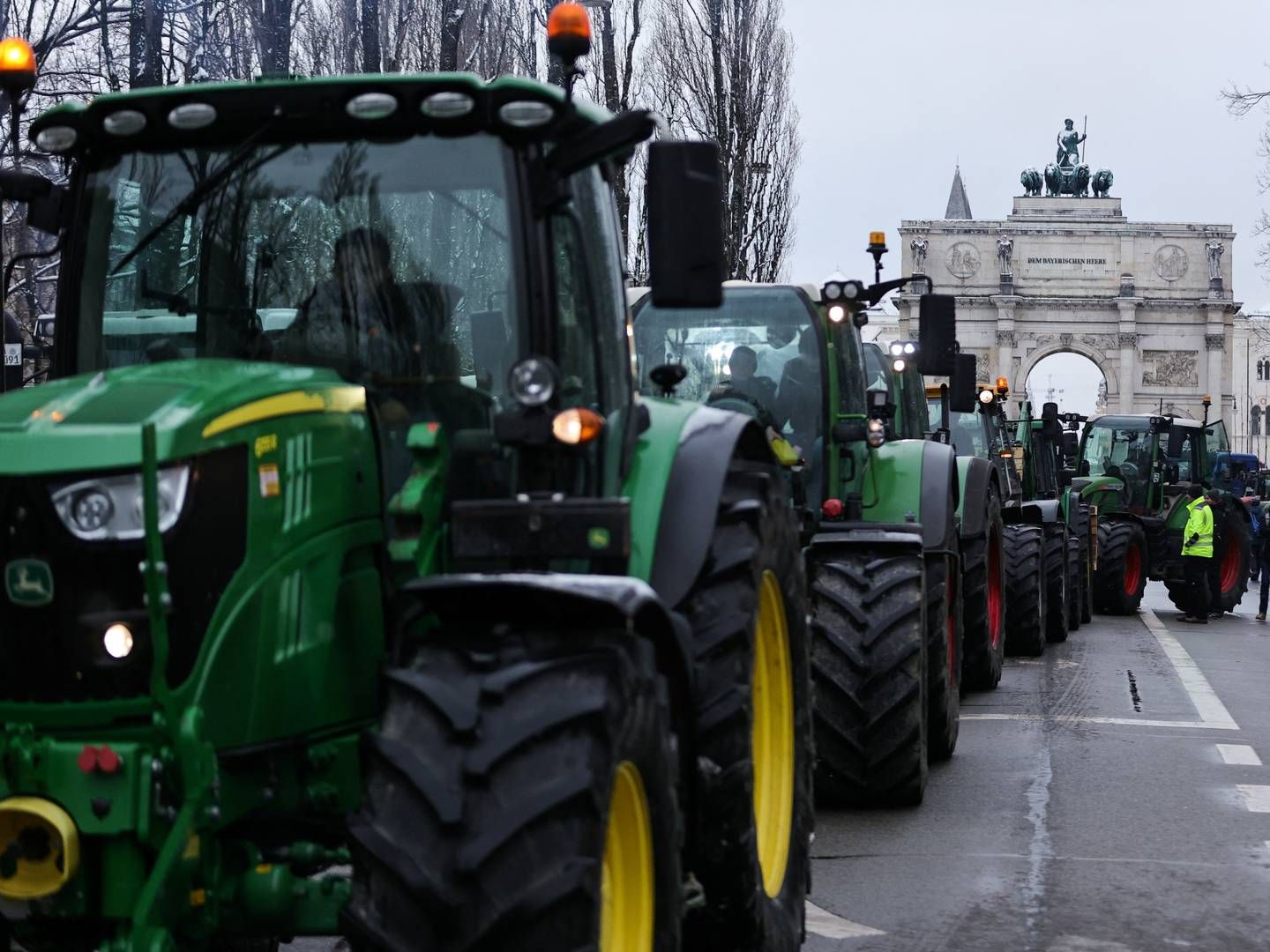 Tyske landmænd demonstrerer ved at spærre veje og motorvejstilkørsler. | Foto: Leonhard Simon/Reuters/Ritzau Scanpix