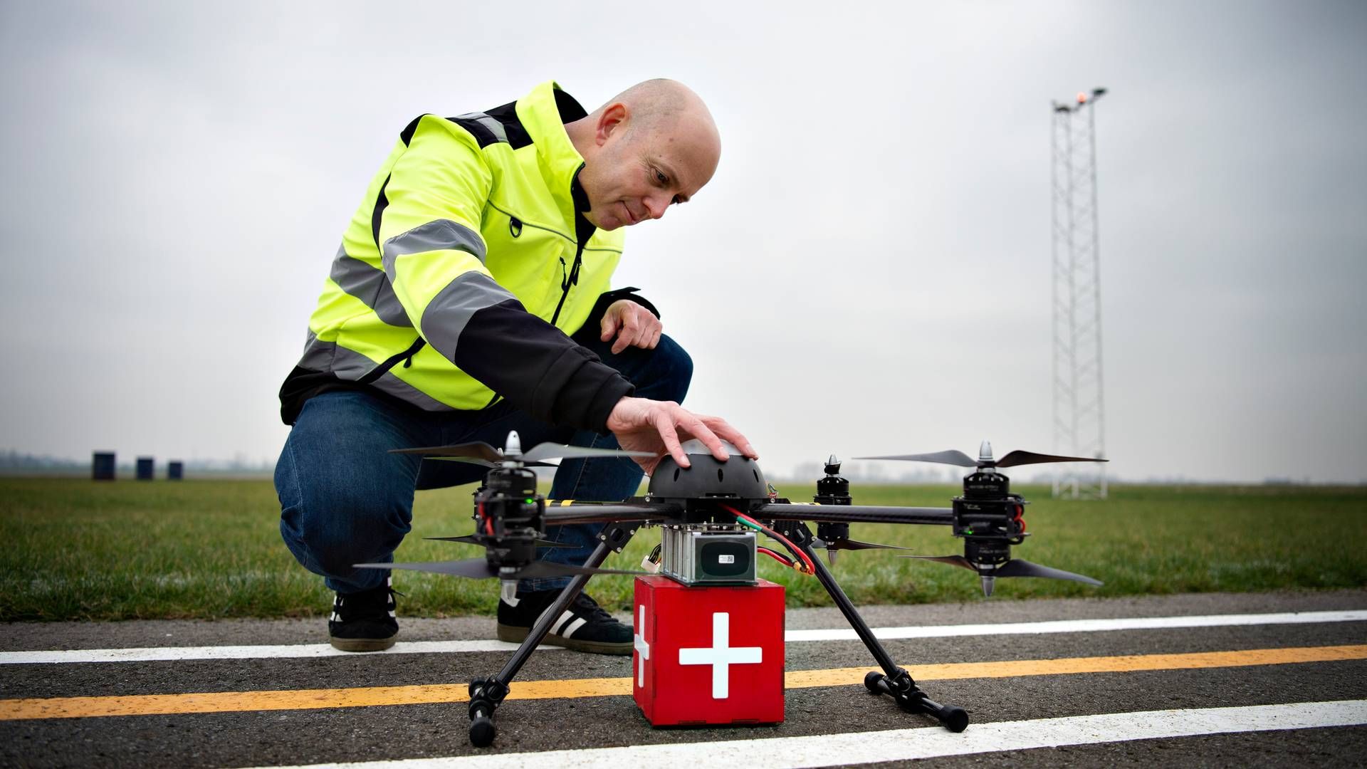 Kjeld Jensen er droneforsker og vicecenterleder på SDU's dronecenter. Han var med i projektet Healthdrone, der brugte droner til at transportere bl.a. blodprøver mellem hospitaler. | Foto: Brian Karmark