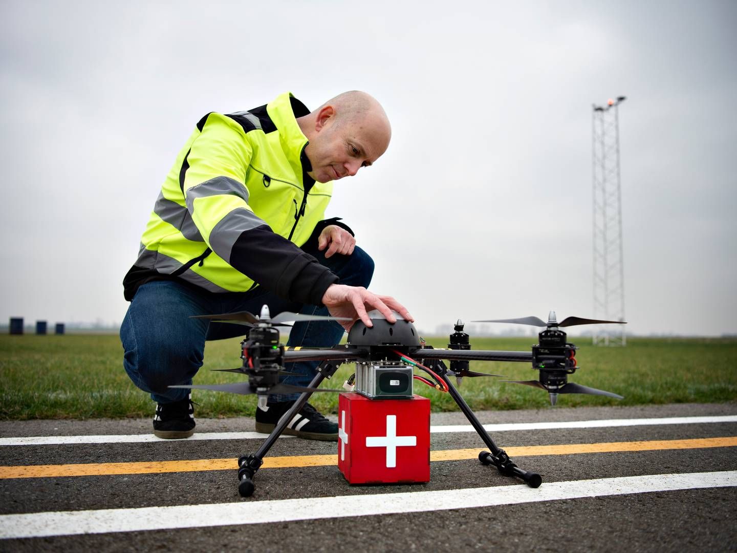 Kjeld Jensen er droneforsker og vicecenterleder på SDU's dronecenter. Han var med i projektet Healthdrone, der brugte droner til at transportere bl.a. blodprøver mellem hospitaler. | Foto: Brian Karmark