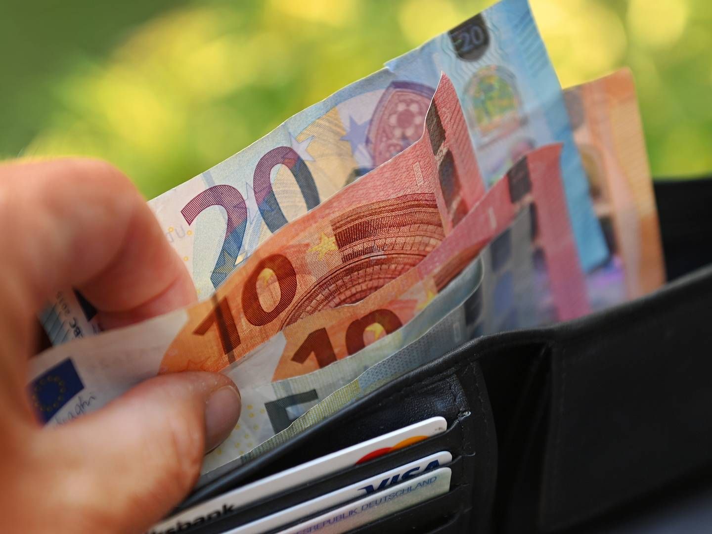 Mehr Geld im Portemonnaie für die außertariflich Beschäftigten der Commerzbank. | Foto: picture alliance / SvenSimon | Frank Hoermann/SVEN SIMON