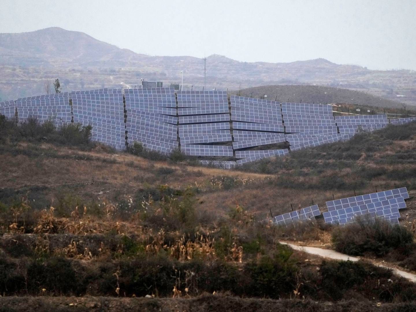 ILLUSTRASJONSBILDE: Solenergipanel ved landsbyen Donggou ved byen Shijiazhuang i Hebei-provinsen nord i Kina. Kina ligger i front når det gjelder bruk av solenergi. Nivået lå i 2023 like høyt i Kina som for resten av verden til sammen i 2022. | Foto: Ng Han Guan / AP / NTB/AP/NTB scanpix