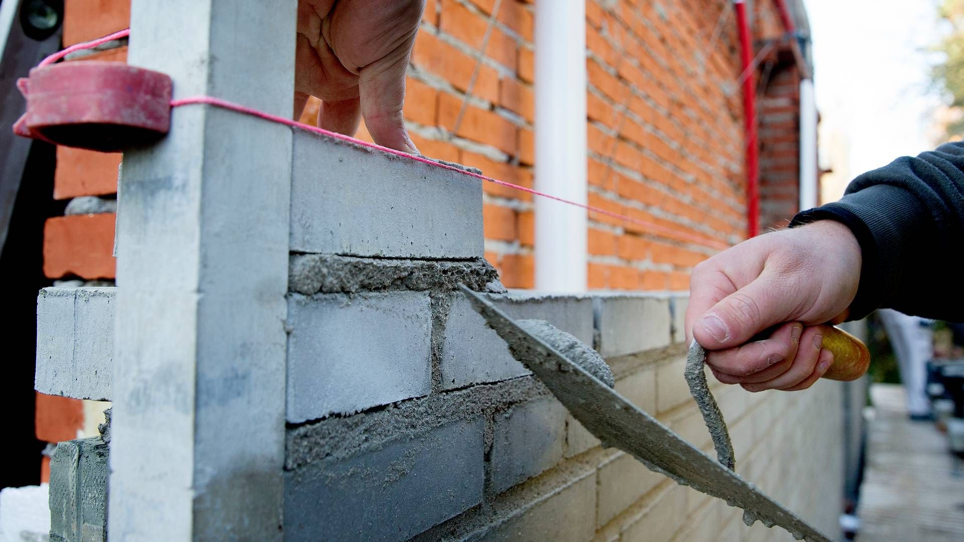 Stigende lønninger inden for byggefagene er en af forklaringen på, at forsikringspriserne er steget. | Foto: Finn Frandsen