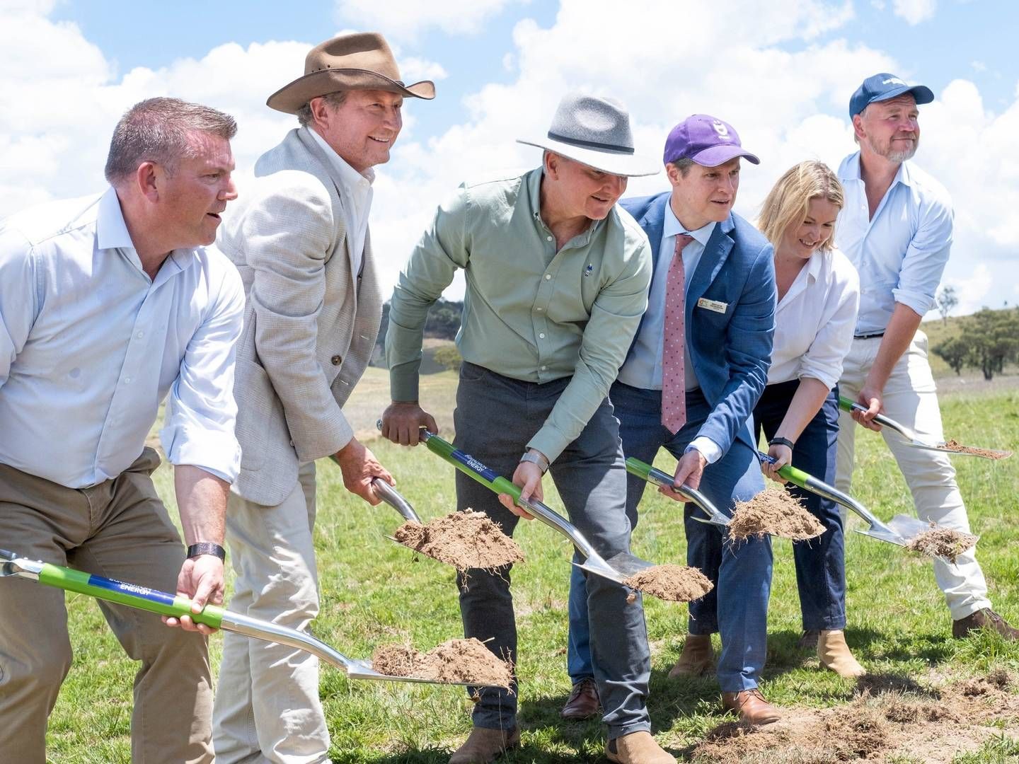 Torsdag var milliardæren Andrew Forrest (to fra venstre) med til at tage første spadestik op massiv vindpark i New South Wales. | Foto: Squadron Energy