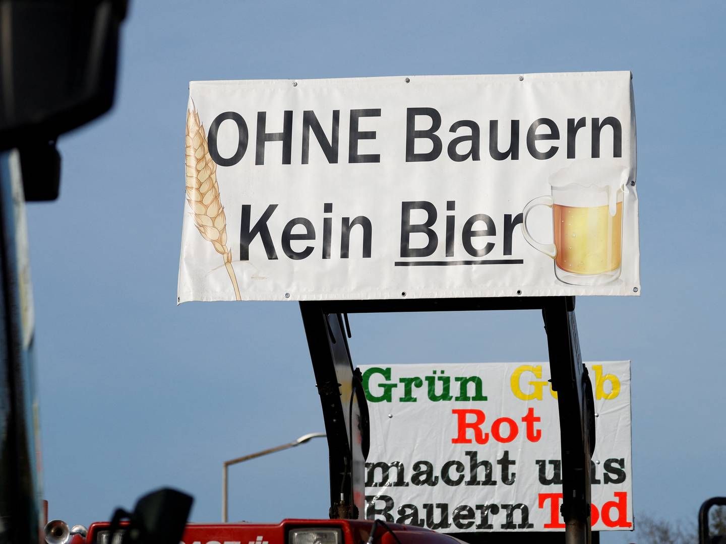 "Uden bønder, ingen øl", læser et protestskilt i Tyskland denne uge. | Foto: Heiko Becker/Reuters/Ritzau Scanpix