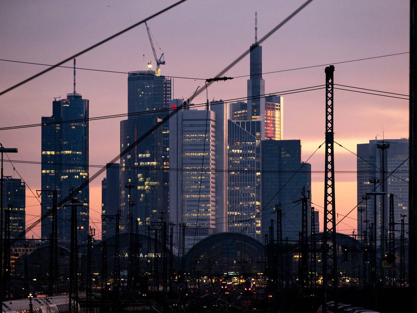 Skyline von Frankfurt, vom Bahnhof aus gesehen. | Foto: picture alliance / Eibner-Pressefoto | Eibner-Pressefoto/Florian Wiegan