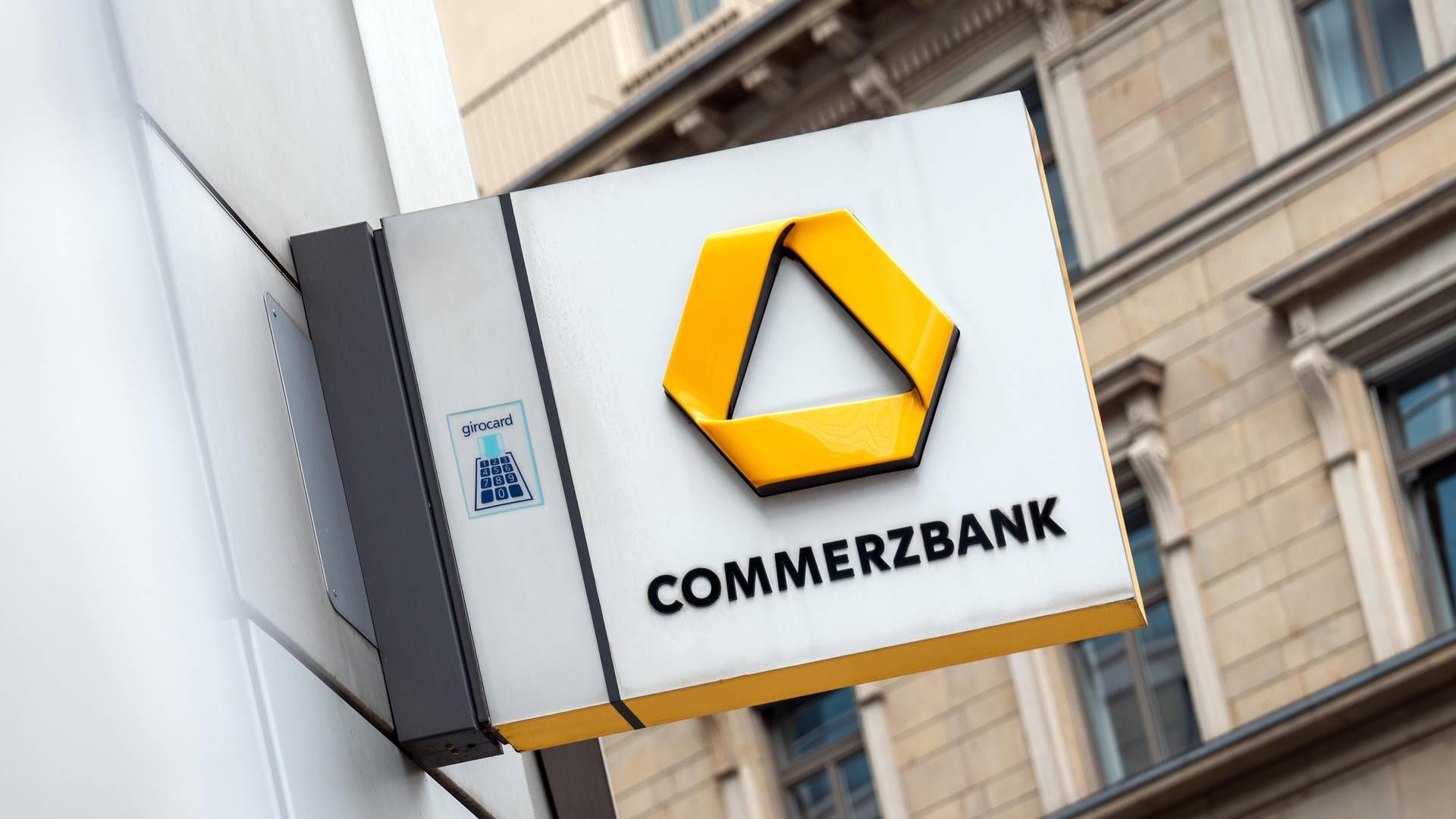 Firmenlogo der Commerzbank in Frankfurt. | Foto: picture alliance / | Daniel Kalker