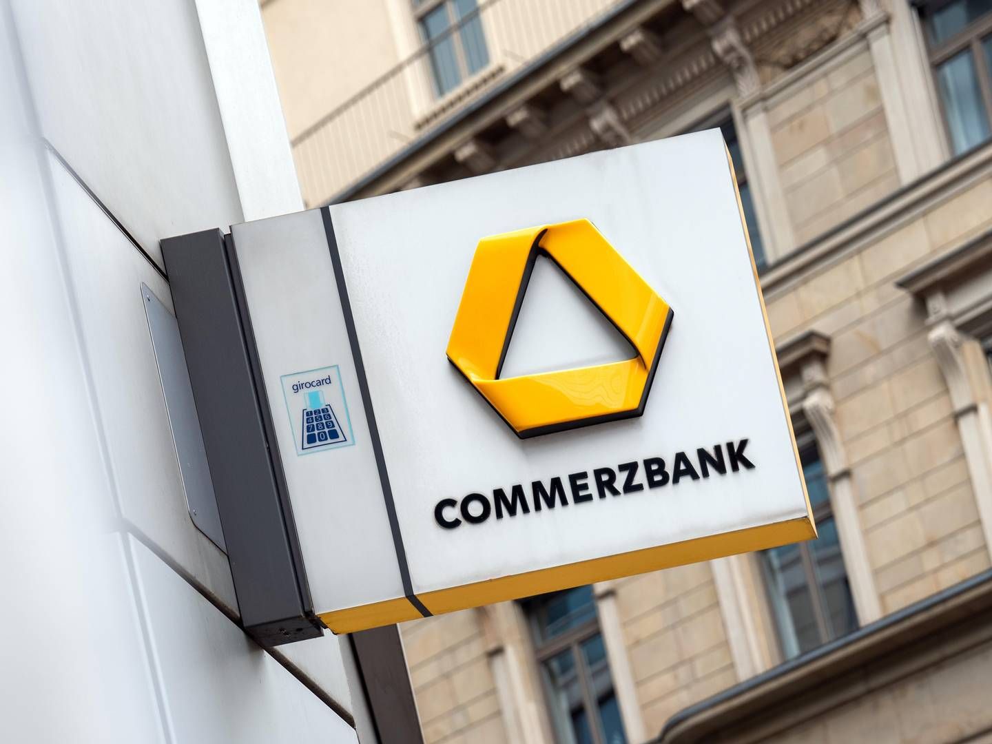 Firmenlogo der Commerzbank in Frankfurt. | Foto: picture alliance / | Daniel Kalker