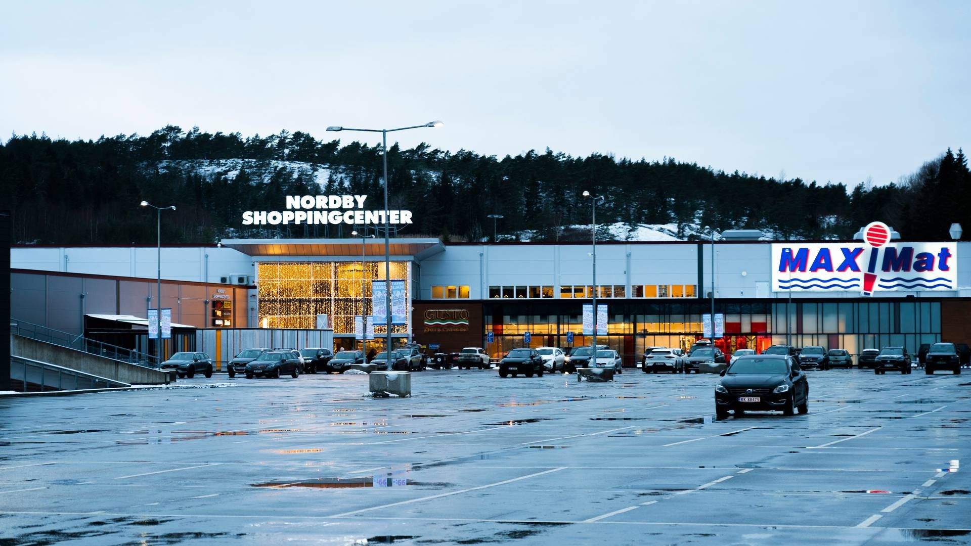 Relativt glissent på kundeparkerings plassen ved Nordby shoppingsenter rett syd for svenskegrensen Svinesund | Foto: Erik Johansen / NTB