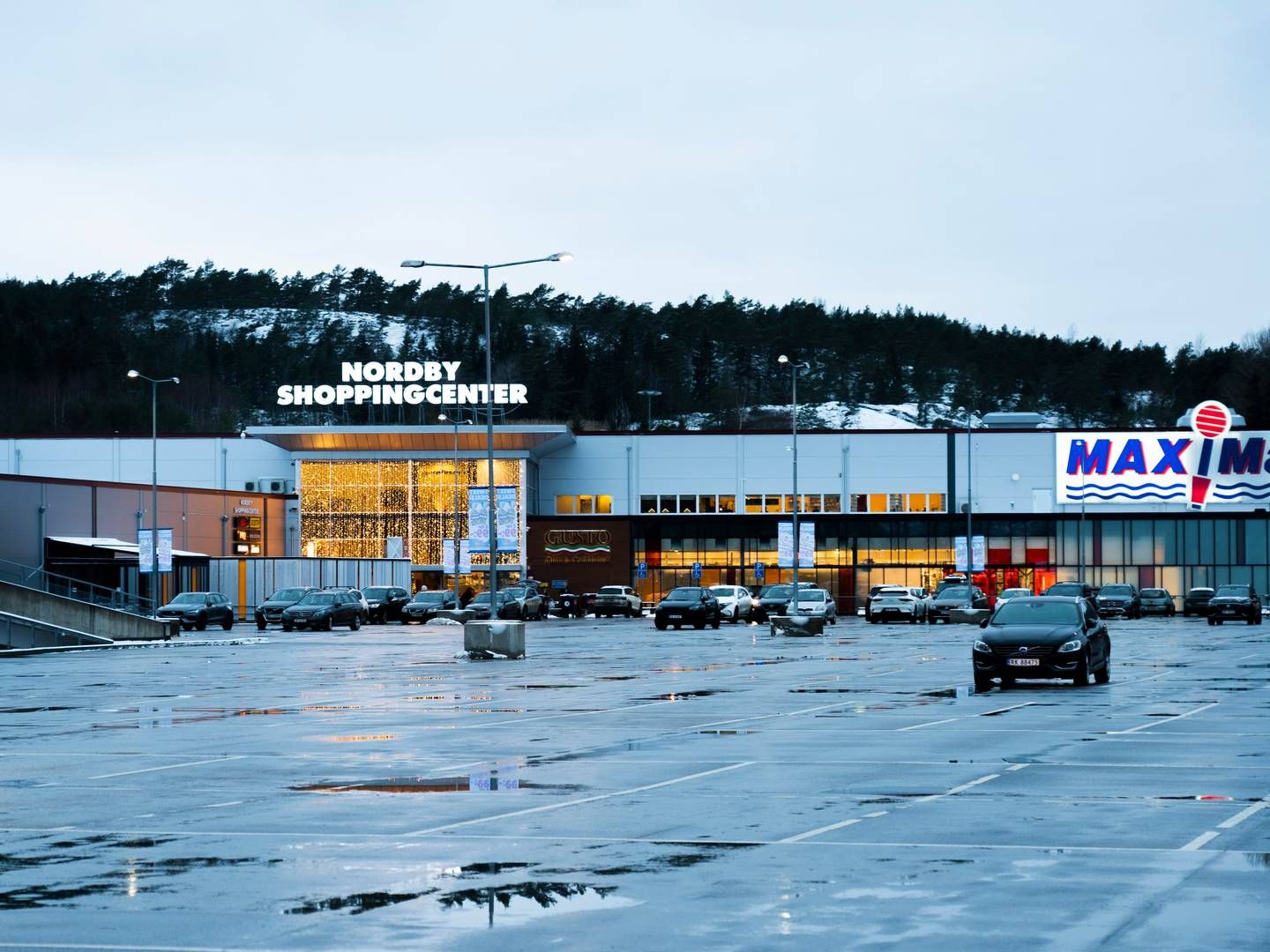 Relativt glissent på kundeparkerings plassen ved Nordby shoppingsenter rett syd for svenskegrensen Svinesund. | Foto: Erik Johansen / NTB