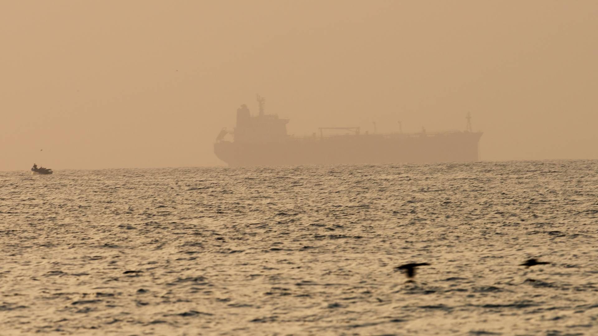 URO: Kapringen ble utført etter et rettsordre, ifølge iranske medier. Bildet er et illustrasjonsfoto fra Omanbukta, og viser et annen skip. | Foto: Jon Gambrell/AP/NTB