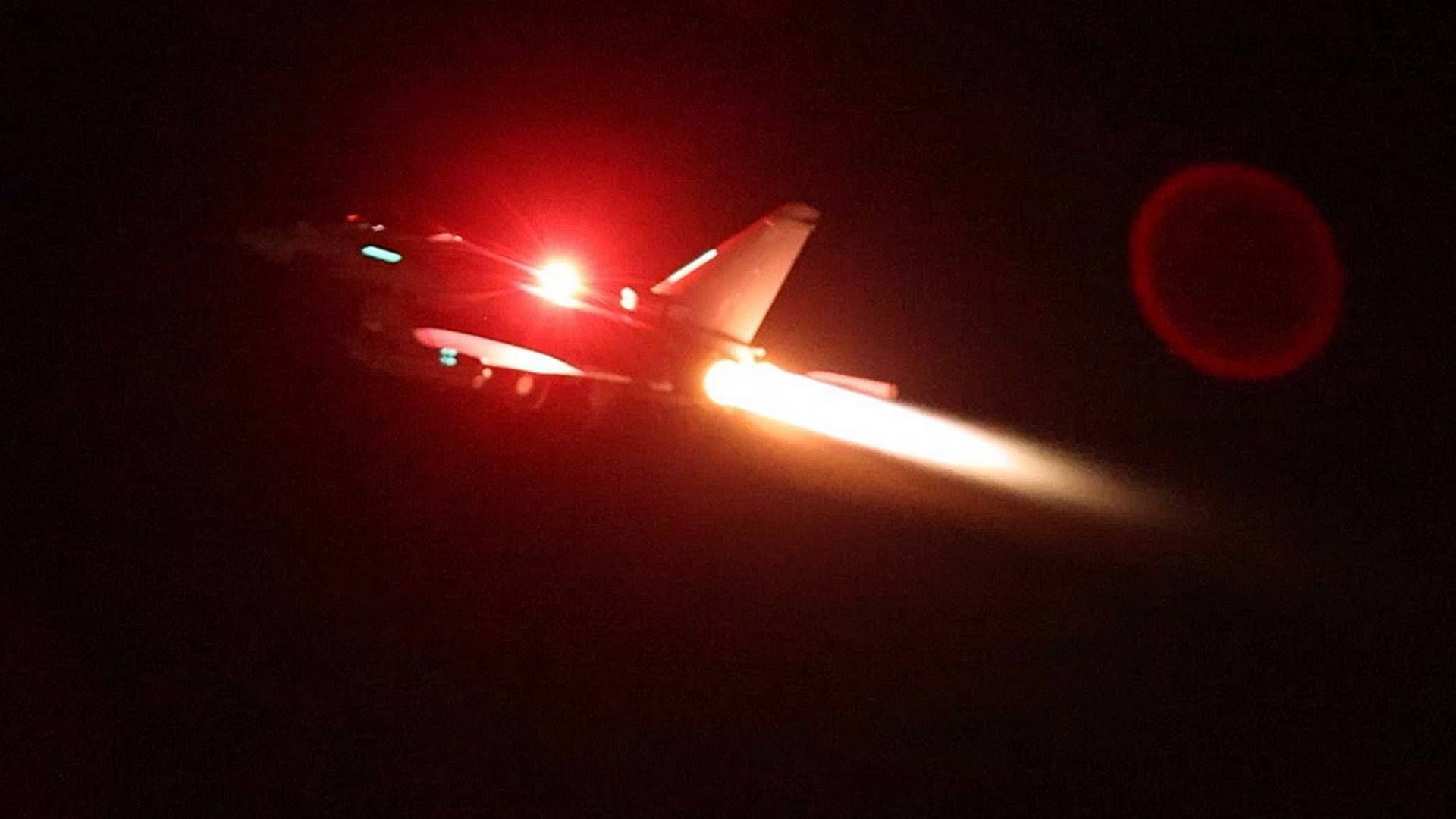 Et RAF Typhoon fly forlader basen RAF Akrotiri som led i den USA-ledede koaliation for at deltage i luftangreb natten til fredag mod militære mål i Yemen for at bekæmpeden Iran-støttede houthi-bevægelse, der angriber skibe ved Det Røde Hav.