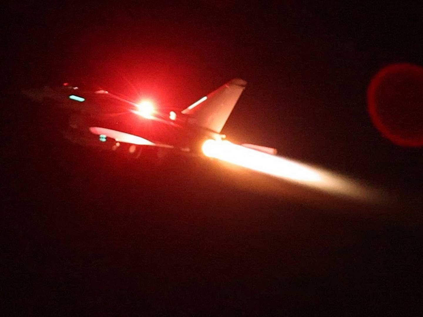 Et RAF Typhoon fly forlader basen RAF Akrotiri som led i den USA-ledede koaliation for at deltage i luftangreb natten til fredag mod militære mål i Yemen for at bekæmpeden Iran-støttede houthi-bevægelse, der angriber skibe ved Det Røde Hav.