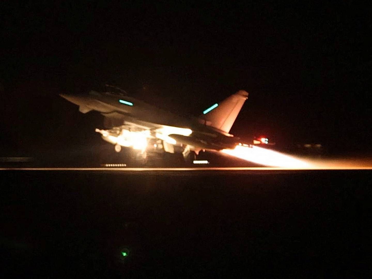 Et RAF Typhoon fly forlader basen RAF Akrotiri som led i den USA-ledede koaliation for at deltage i luftangreb natten til fredag mod militære mål i Yemen for at bekæmpeden Iran-støttede houthi-bevægelse, der angriber skibe ved Det Røde Hav. | Foto: Uk Mod