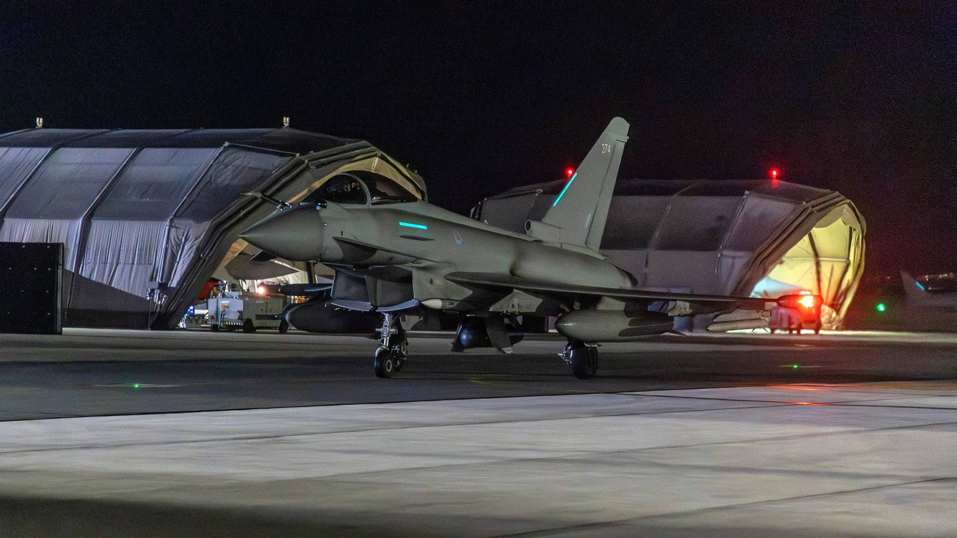 Et amerikansk jagerfly gøres klar i forbindelse med nattens angreb mod Houthi-bevægelsen i Yemen. | Foto: Uk Mod/Reuters/Ritzau Scanpix