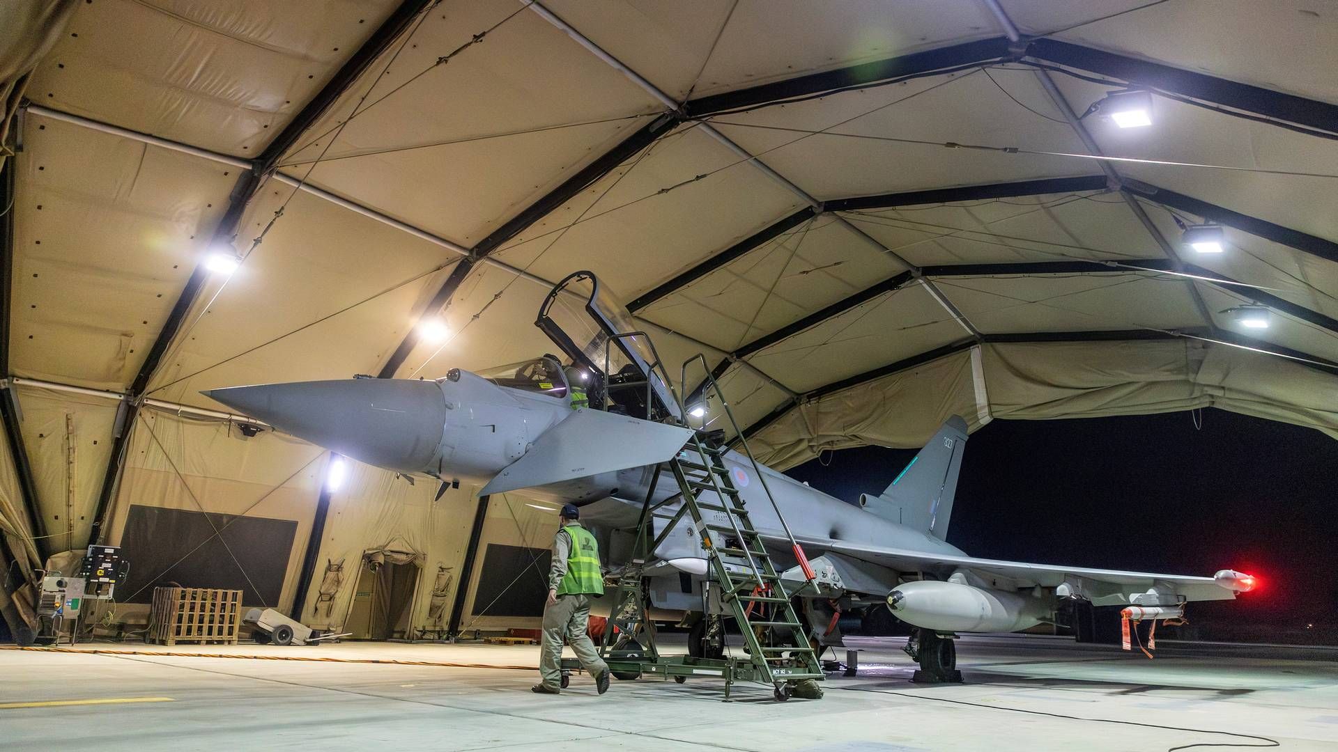 Et amerikansk jagerfly gør klar til at lette i forbindelse med nattens angreb mod mere end 60 Houthi-mål i Yemen. | Foto: Uk Mod/Reuters/Ritzau Scanpix