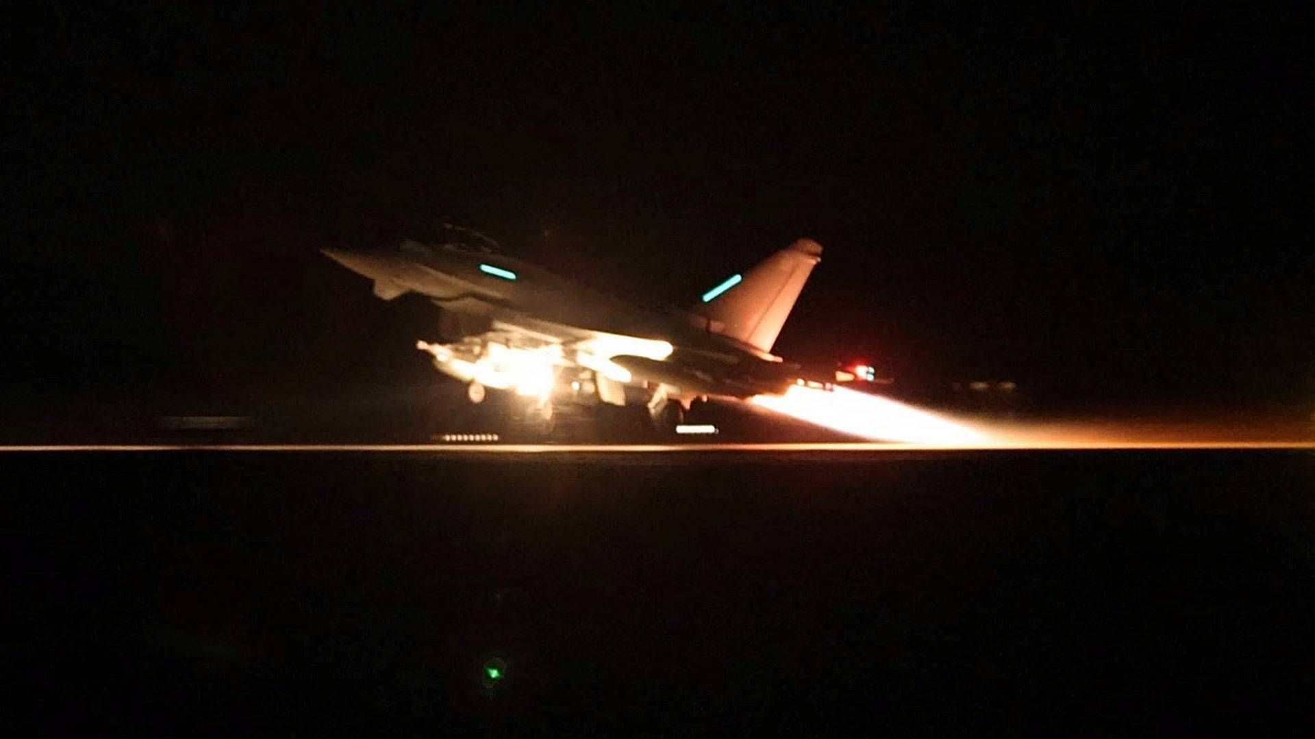 Britisk jagerfly letter fra Cypern på vej i aktion i Yemen natten til fredag. | Foto: Uk Mod