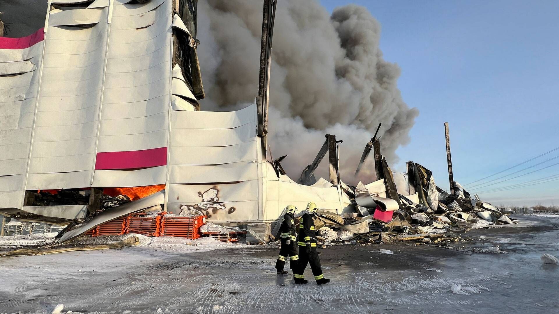 Der var henover weekenden ild i det 70.000 kvm store varelager tilhørende Wildberries, Rusland største onlineforhandler. | Foto: Dmitry Vasilyev/Reuters/Ritzau Scanpix