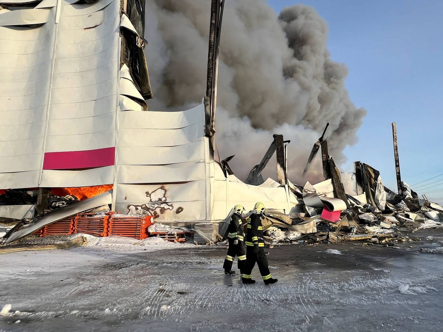 Der var henover weekenden ild i det 70.000 kvm store varelager tilhørende Wildberries, Rusland største onlineforhandler. | Foto: Dmitry Vasilyev/Reuters/Ritzau Scanpix