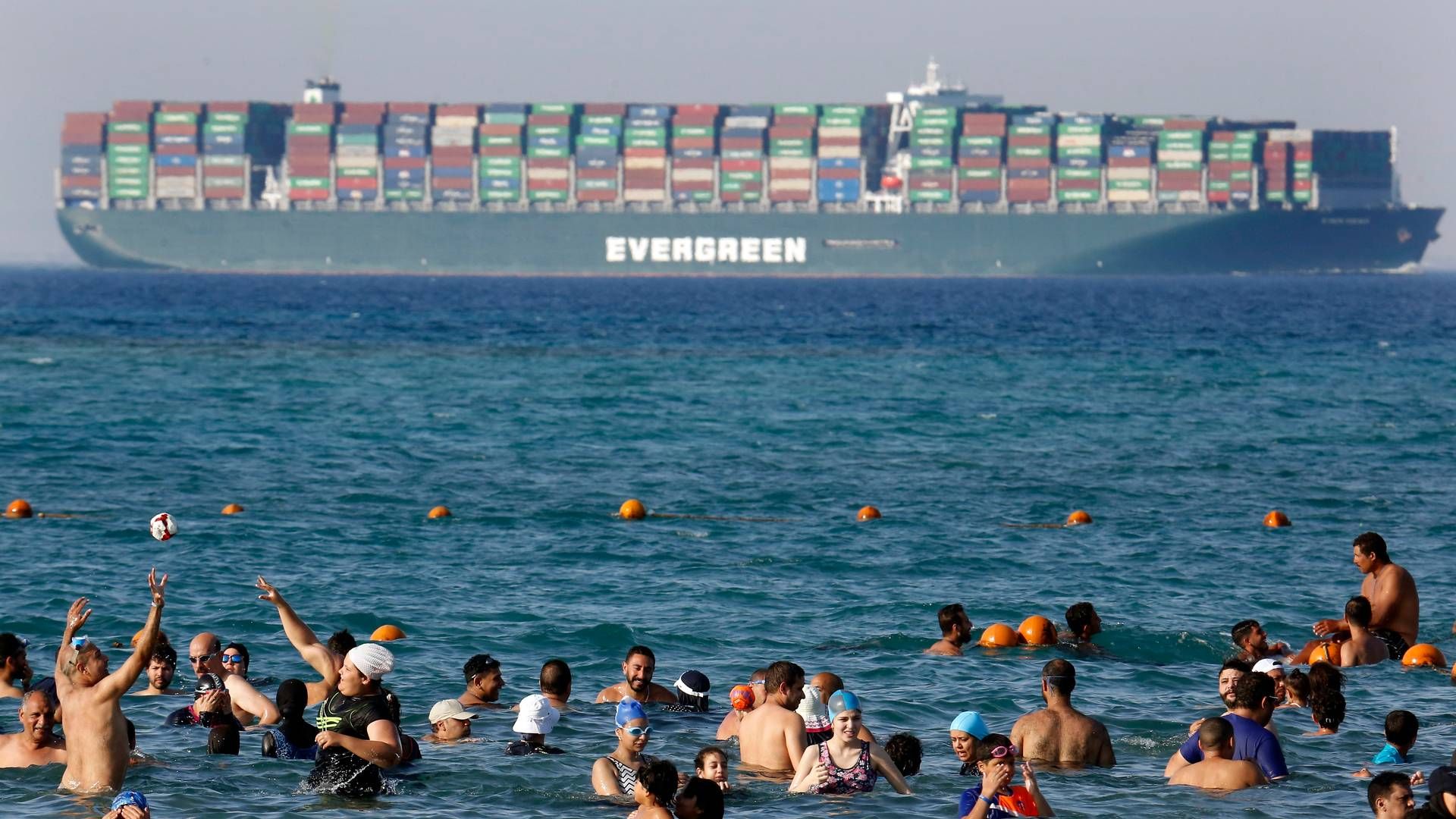 Kapaciteten i containerflåden er siden de første rederier omdirgerede syd om Afrika faldet markant. | Foto: Amr Nabil/AP/Ritzau Scanpix