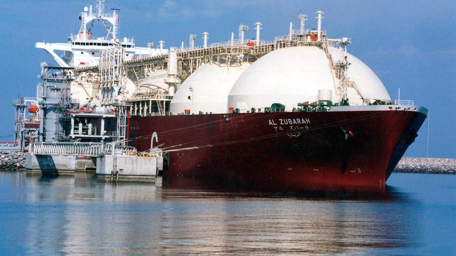 Et af Qatars LNG-skibe lastes med den flydende naturgas i et af landets havne. | Foto: Uncredited/AP/Ritzau Scanpix