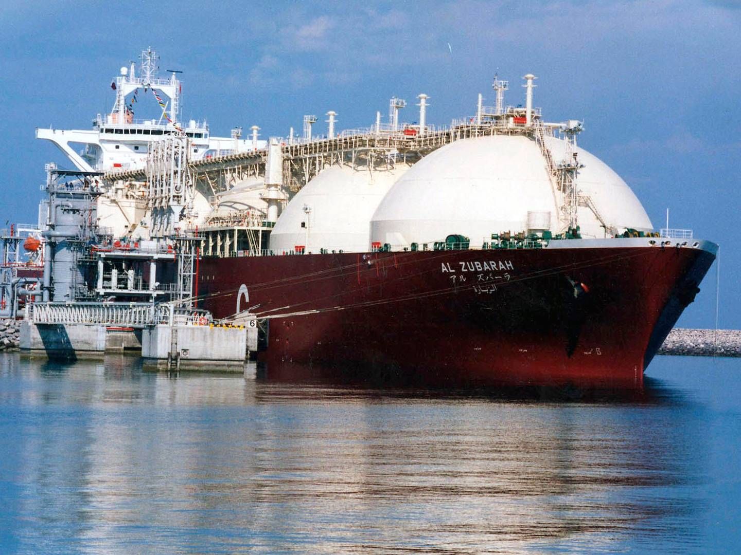 One of Qatar's LNG ships is loaded with the liquefied natural gas in one of the country's ports. | Photo: Uncredited/AP/Ritzau Scanpix