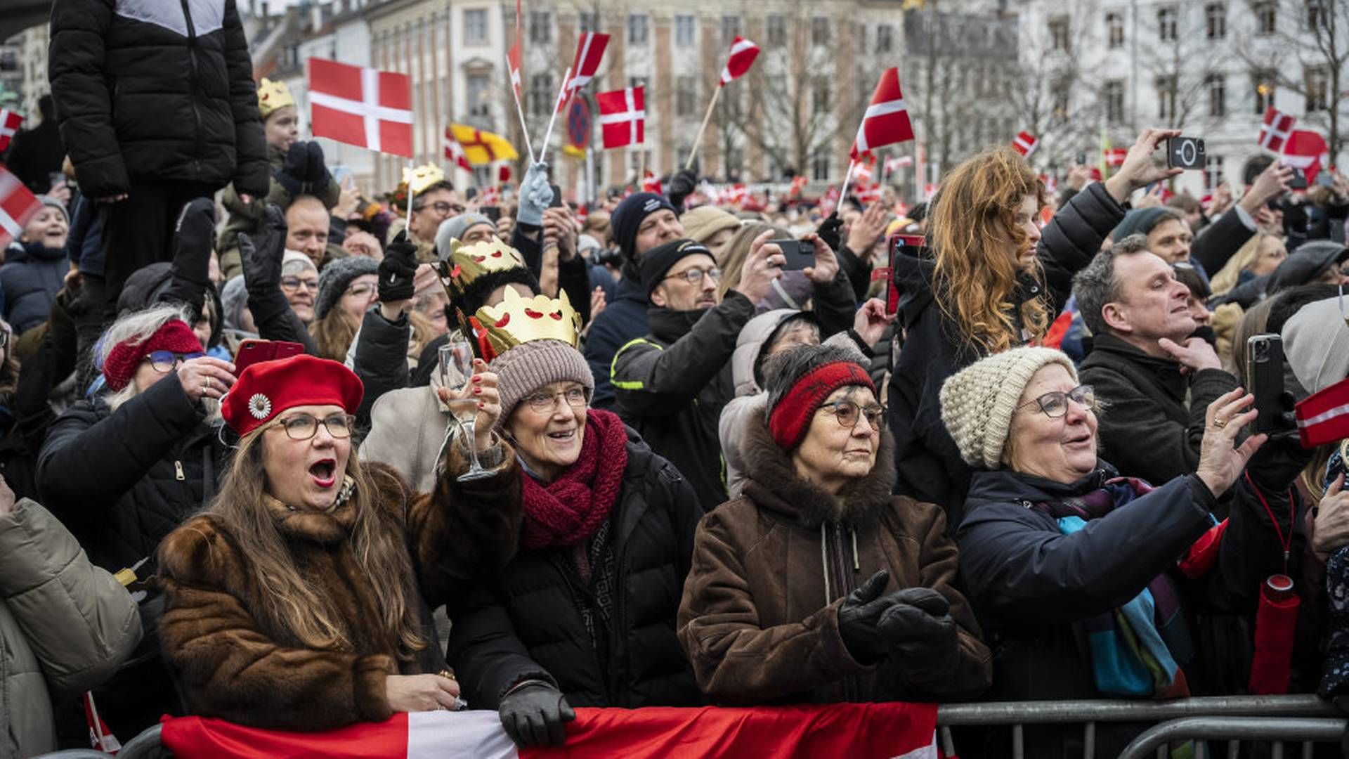 Teleselskabet 3 vurderer, at der var mødt 300.000 mennesker op i København for at fejre den nye konge. Klokken 15.00 søndag lå datatrafikken 300 procent over samme tidspunkt søndagen forinden. | Foto: Emil Nicolai Helms/ Ritzau Scanpix