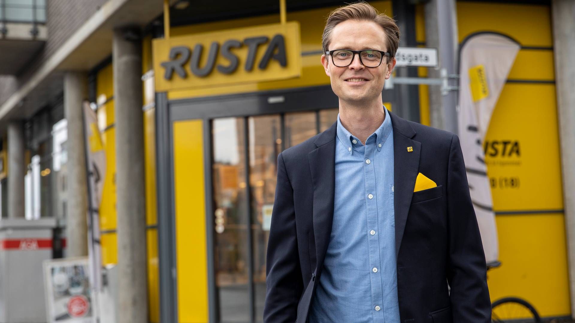 NYE VAREHUS: Erlend Kramer, landssjef for Rusta Norge, forteller om nye varehus som kommer til å etableres i 2024. | Foto: Rusta