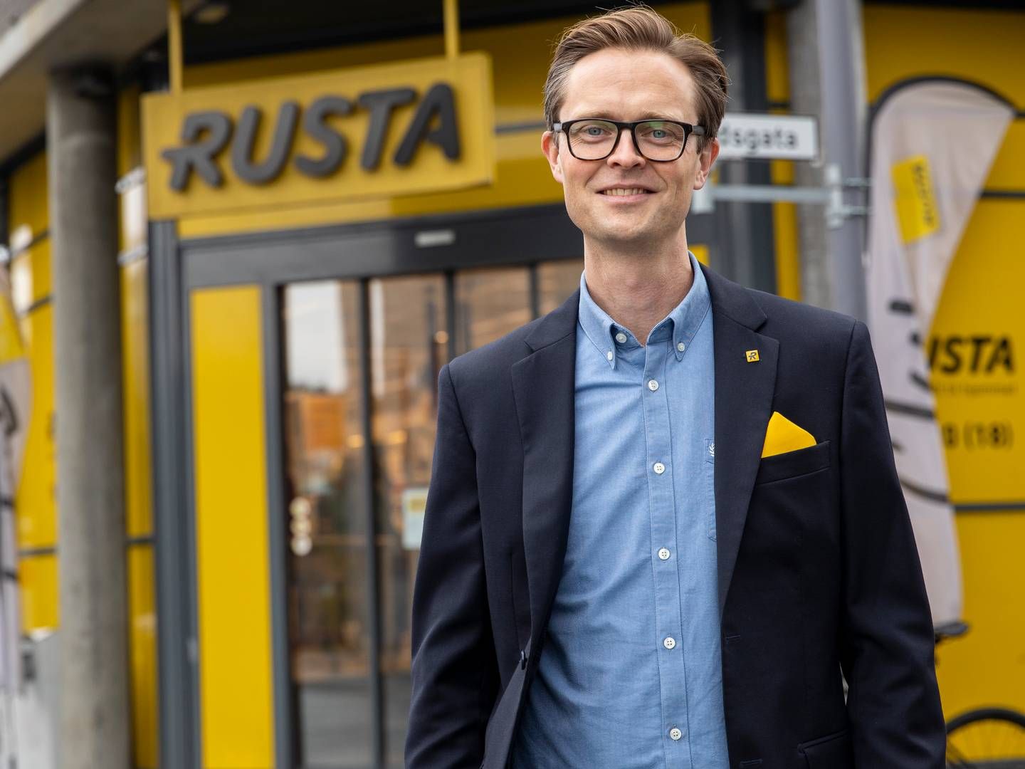 NYE VAREHUS: Erlend Kramer, landssjef for Rusta Norge, forteller om nye varehus som kommer til å etableres i 2024. | Foto: Rusta