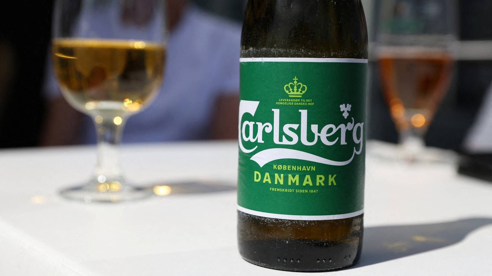 Blandt andre er Carlsberg Kongelig Hofleverandør, hvilket bryggeriet også skilter med på sine etiketter. | Foto: Andrew Kelly/Reuters/Ritzau Scanpix