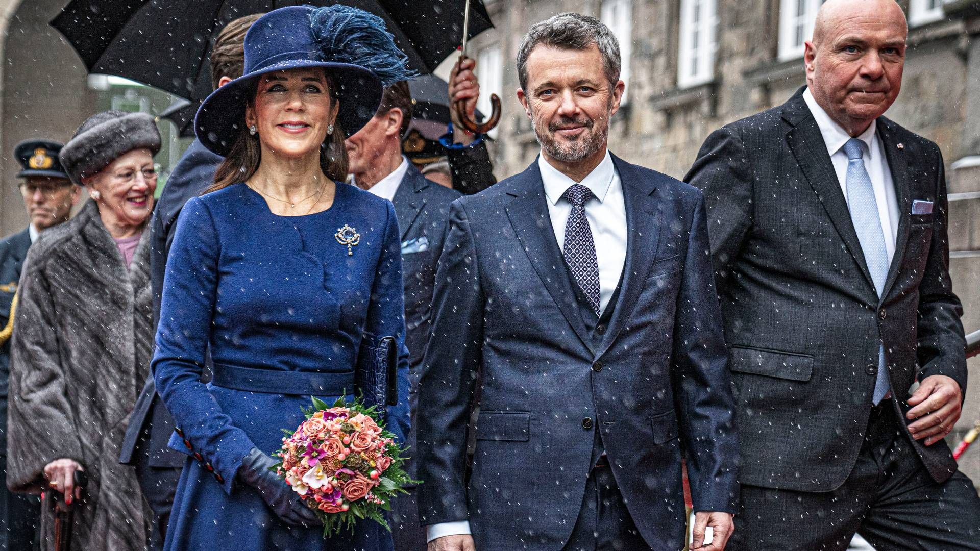 Kong Frederik X og dronning Mary ankom mandag til Folketinget som regentpar og blev modtaget af Folketingets formand, Søren Gade (th.). | Foto: Thomas Traasdahl/Ritzau Scanpix