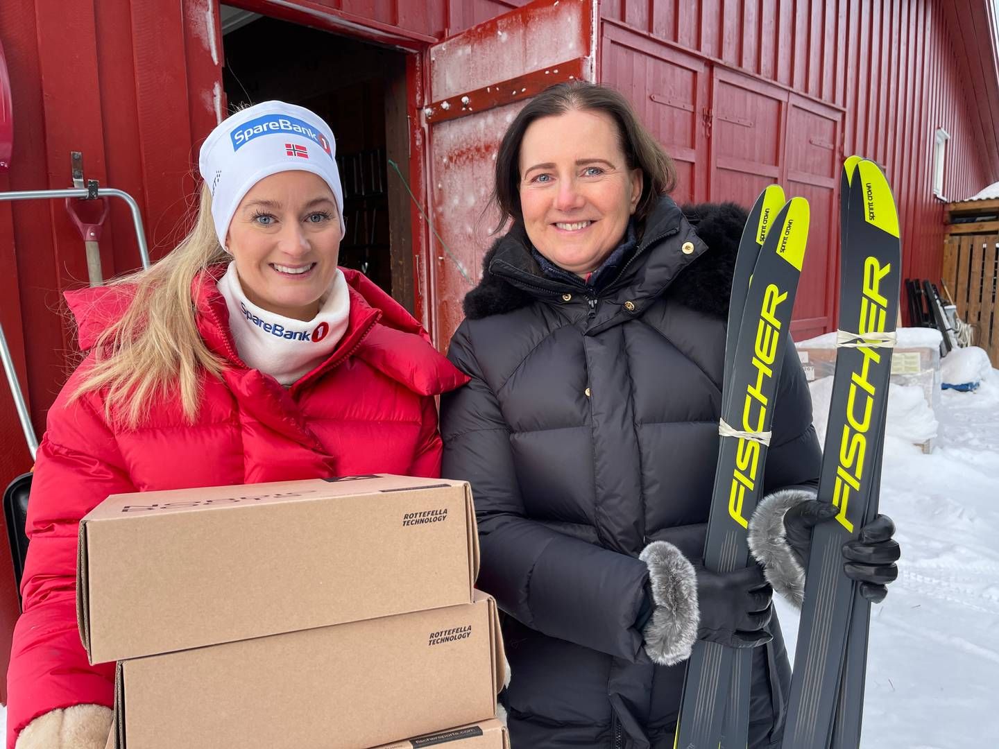 SKIBANKEN: Marianne Dusegard, sponsoransvarlig i SpareBank 1 Hallingdal Valdres, og Berit Helle, leder i ØSIL.