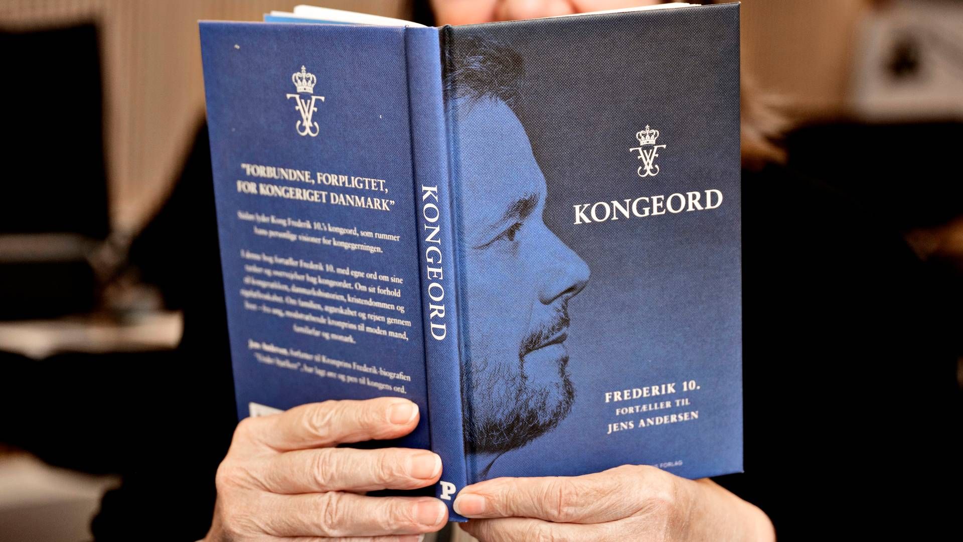 I bogen fortæller kong Frederik 10. til forfatteren Jens Andersen. | Foto: Nils Meilvang