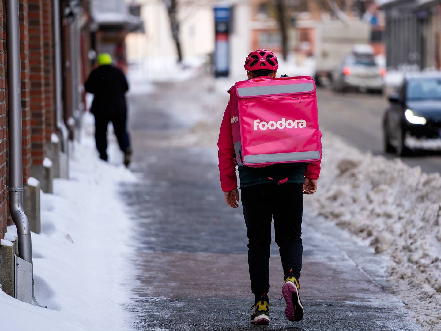 Foodora går til fots i snøværet. | Foto: Gorm Kallestad / NTB