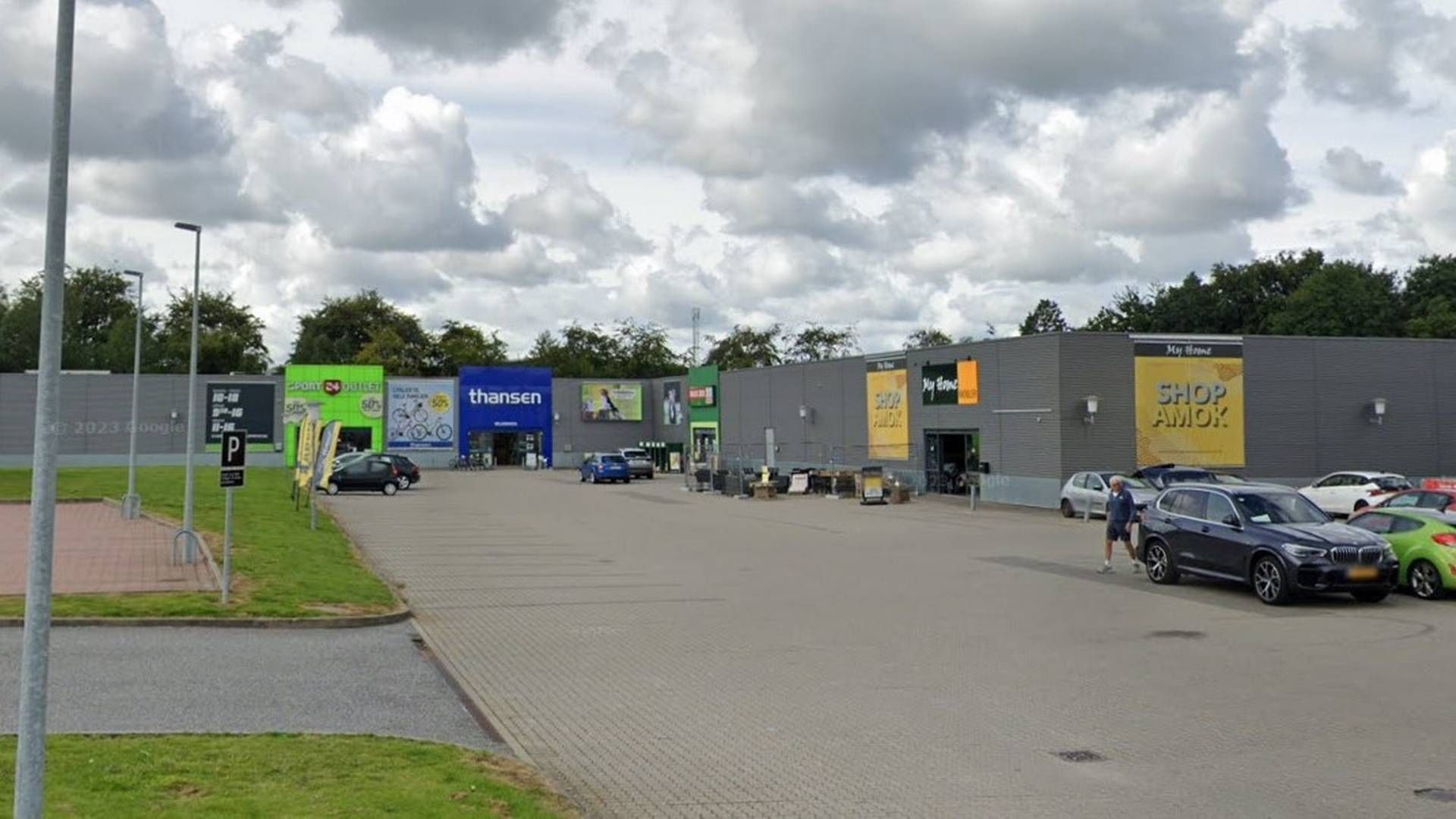 De fire butikker, som ligger på adressen Langebro 40 i Aabenraa, er Sport24, Thansen, Maxi Zoo og My Home. | Foto: Google Maps