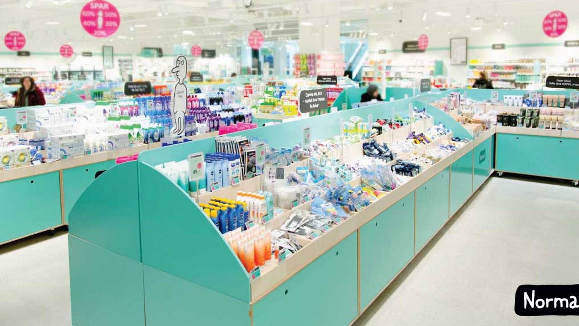 Butikskæden Normal har et stort sortiment af varer fra eksempelvis shampoo og creme til eksempelvis barberblade, slik og mobilopladere. | Foto: Normal/pr