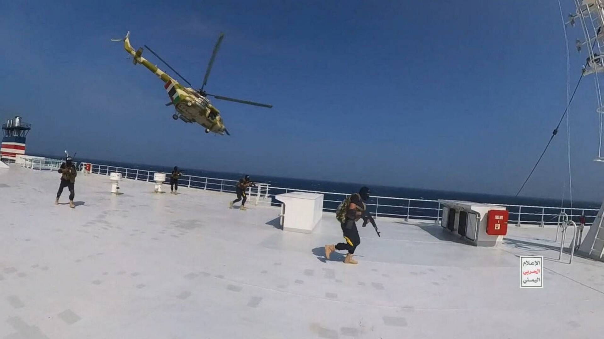 Houthi military helicopter hovers over the Galaxy Leader cargo ship as Houthi fighters walk on the ships deck in the Red Sea in this photo released November 20, 2023 | Photo: Houthi Military Media/Reuters/Ritzau Scanpix