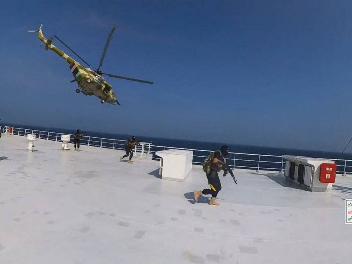 Houthi military helicopter hovers over the Galaxy Leader cargo ship as Houthi fighters walk on the ships deck in the Red Sea in this photo released November 20, 2023 | Photo: Houthi Military Media/Reuters/Ritzau Scanpix