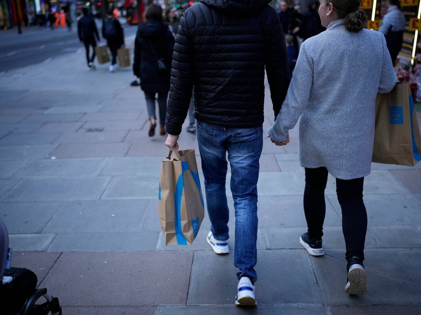 I december var der færre briter, der shoppede i butikker, og dermed faldt detailsalget med hele 3,2 pct. | Foto: Matt Dunham/AP/Ritzau Scanpix