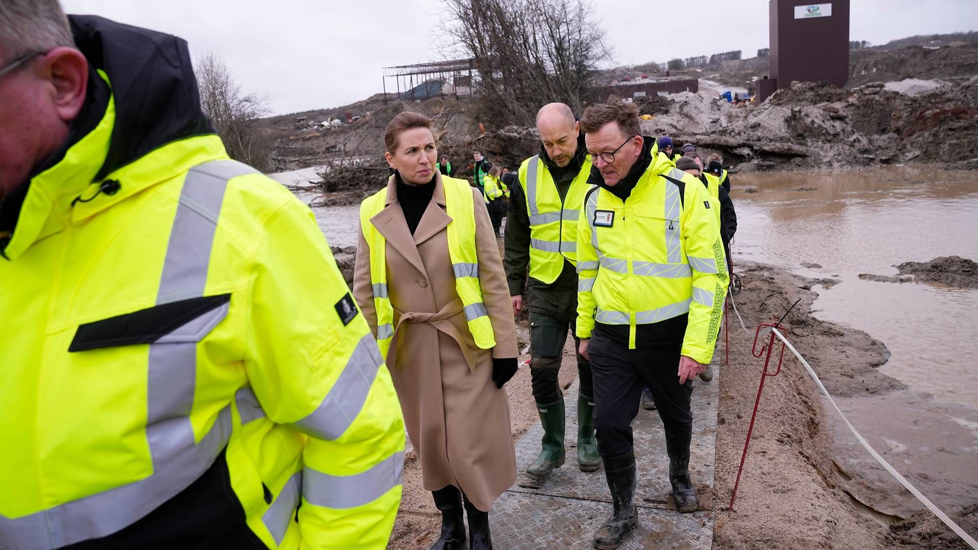 Statsminister Mette Frederiksen (S) og miljøminister Magnus Heunicke (S) besøger Ølst nær Randers. | Foto: Bo Amstrup/Ritzau Scanpix