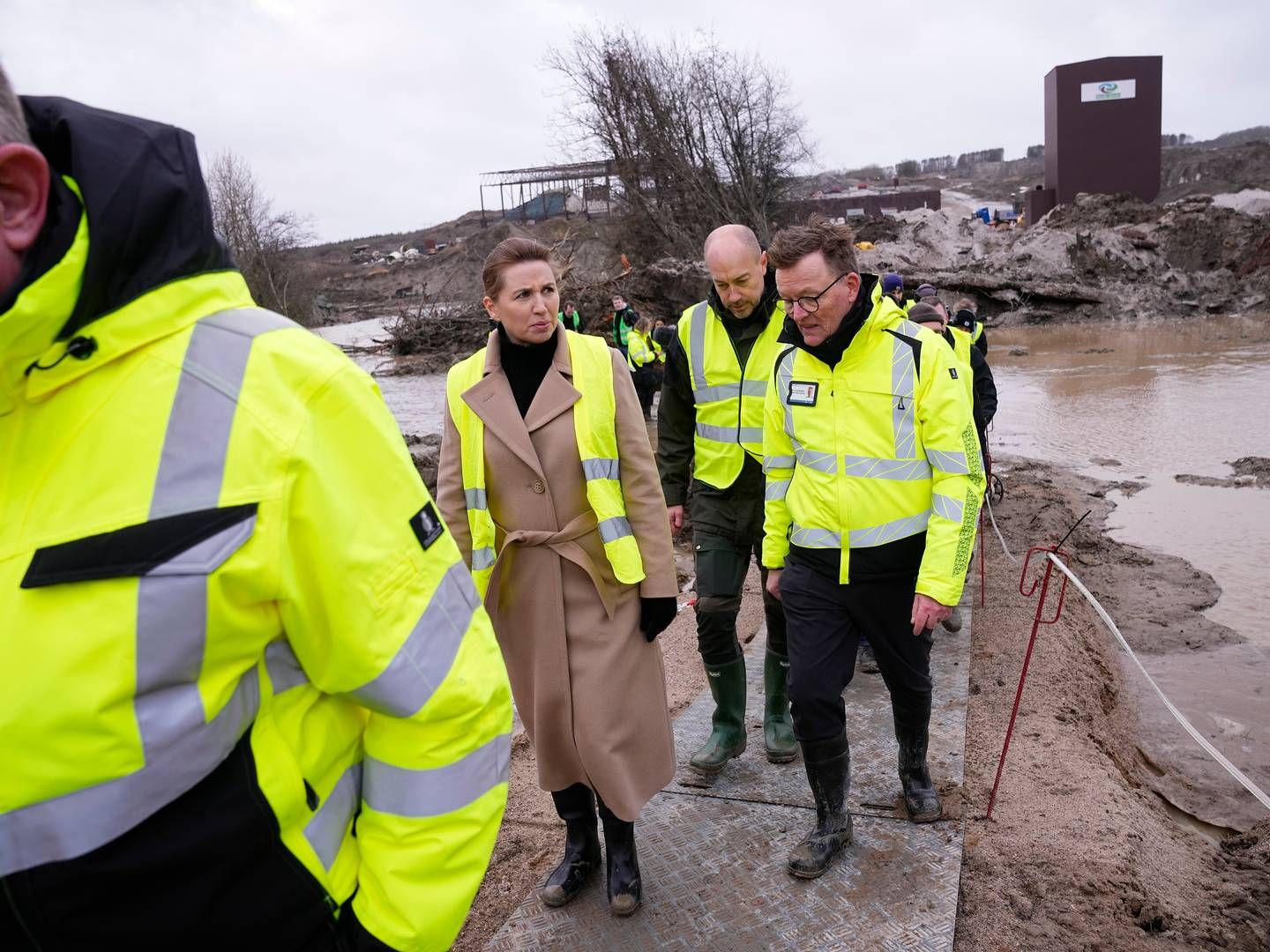 Statsminister Mette Frederiksen (S) og miljøminister Magnus Heunicke (S) besøger Ølst nær Randers. | Foto: Bo Amstrup/Ritzau Scanpix