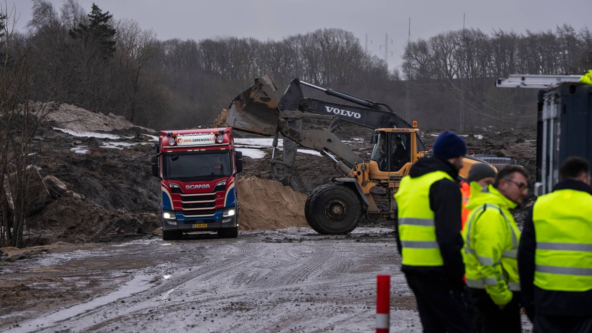 Der blev mandag arbejdet på højtryk med at fjerne jord fra Gammel Århusvej syd for Randers, hvor et jordskred fra Nordic Waste truer landsbyen Ølst. | Foto: Bo Amstrup