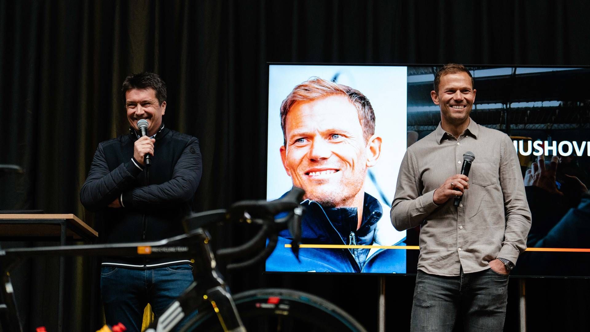 SAMARBEID: Administrerende direktør Ole Robert Reitan i Reitan Retail (til venstre) og syklist Thor Hushovd sammen under sykkelrittet Flandern rundt. Nå får begge nye roller i tilknytning til Reitan Retails sykkellag. | Foto: Uno-X