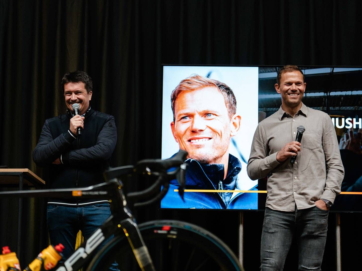 SAMARBEID: Administrerende direktør Ole Robert Reitan i Reitan Retail (til venstre) og syklist Thor Hushovd sammen under sykkelrittet Flandern rundt. Nå får begge nye roller i tilknytning til Reitan Retails sykkellag. | Foto: Uno-X