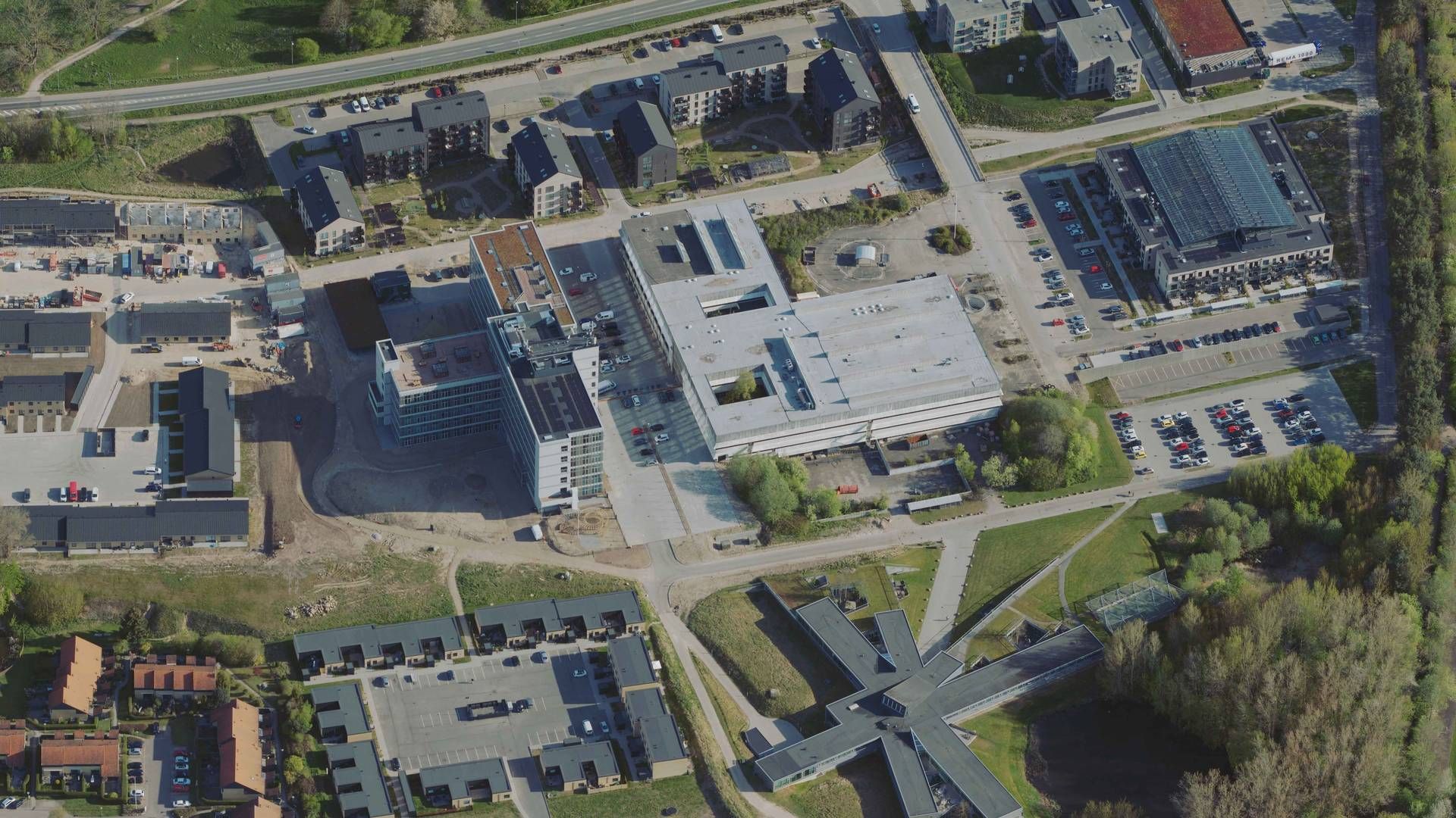 Den over 17.000 kvm store ejendom i midten af billedet er del af den tidligere hospitalsgrund i Helsingør, der i 2018 blev solgt af statens ejendomsselskab Freja. | Foto: Styrelsen for Dataforsyning og Infrastruktur