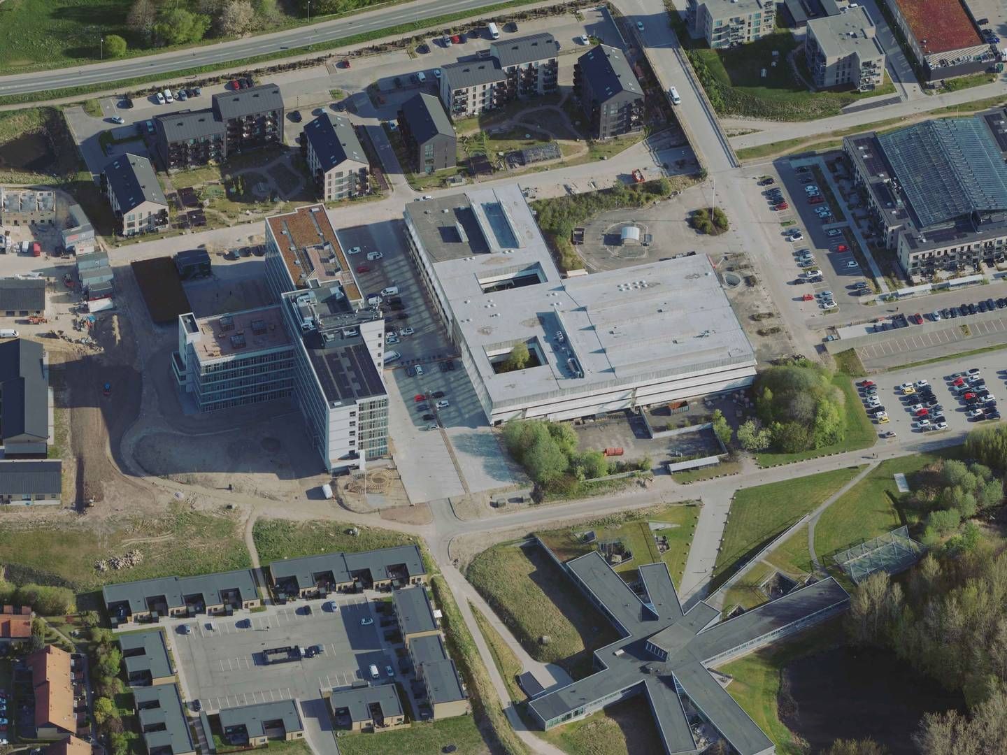 Den over 17.000 kvm store ejendom i midten af billedet er del af den tidligere hospitalsgrund i Helsingør, der i 2018 blev solgt af statens ejendomsselskab Freja. | Foto: Styrelsen for Dataforsyning og Infrastruktur